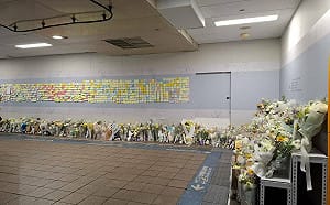 這城市永遠記得您！北捷悼念牆貼滿便利貼 千人留言致敬余家昶