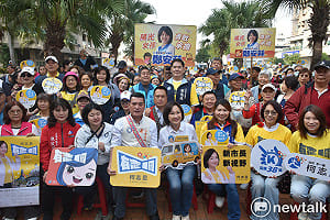 行憲紀念日鳳山發放年曆    柯志恩誓言明年此時宣誓就職