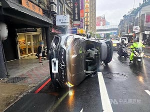 駕駛疑恍神衝撞變電箱翻車　新北板橋車禍1傷送醫