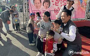 聖誕假期活動滿檔爭取支持　林俊憲展現親和力及高人氣