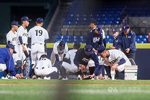 台日高中棒球賽因雨稍延後　球員主動整理場地