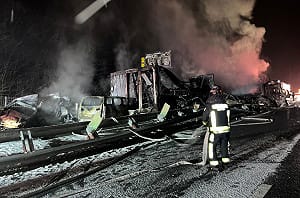 日本關越車道50車連環撞  至少1死27傷