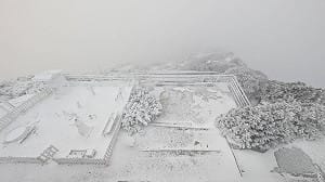 玉山積雪1.5公分！主峰雲霧繚繞如仙境 夢幻畫面曝光