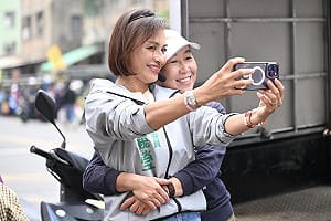 展現超高親和力   邱議瑩掃市場被婆媽熱情擁腰