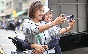 展現超高親和力   邱議瑩掃市場被婆媽熱情擁腰