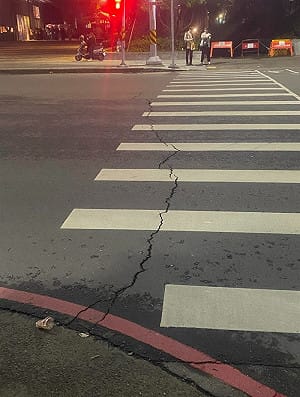 規模7強震恐怖畫面曝！新莊宏匯廣場前馬路裂開了 裂縫橫跨斑馬線