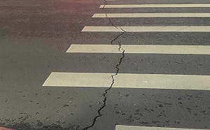 規模7強震恐怖畫面曝！新莊宏匯廣場前馬路裂開了 裂縫橫跨斑馬線