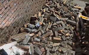 7.0強震新莊龍安陸橋磁磚剝落　區公所緊急封閉清理、結構無虞