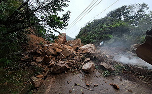 7.0強震致土石鬆動！ 新北平溪台106線巨石坍方道路雙向封閉