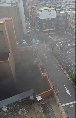 砰一聲地板都在震！忠孝復興後方機房爆炸黑煙狂冒　消防急馳救援無人傷
