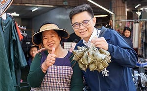 一日高雄從南到北、從鄉到市   賴瑞隆用腳步傾聽基層聲音