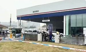 （影）成都汽車銷售店54歲男子綁炸藥引爆當場死亡 店內4人受傷