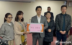 蔣萬安赴議會贈水果　綠喊中央總預算付委、酸雙城論壇返台就軍演