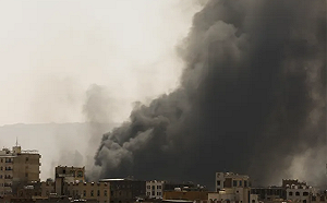 (影) 沙烏地施壓阿聯酋撤出葉門駐軍！多國聯軍午夜空襲穆卡拉港引爆火海