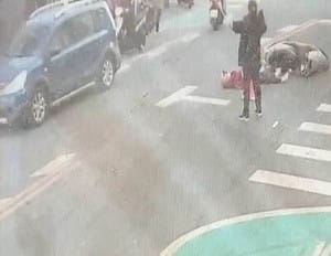 右轉撞飛80歲機車騎士！女駕駛遲未下車 網轟「還在找P檔跟手煞車」