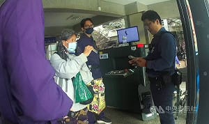 婦背包藏菜刀欲入台中地院　大批警力到場帶回調查