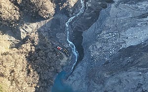 (影)準備降挖溢流！挖土機順利登「馬太鞍堰塞湖」壩頂 震撼畫面曝光