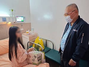 彰化郵局變身產房！孕婦緊急就地接生  職員與民眾築人牆守護