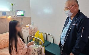 彰化郵局變身產房！孕婦緊急就地接生  職員與民眾築人牆守護