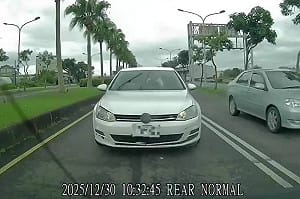 宜蘭發生追撞肇逃事故！眼尖網友發現：副駕駛女子沒穿衣服