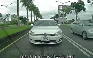 宜蘭發生追撞肇逃事故！眼尖網友發現：副駕駛女子沒穿衣服