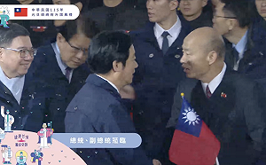 賴清德揮國旗唱國歌！國政茶敘沒見到的韓國瑜見到了、還朝鄭麗文方向揮手