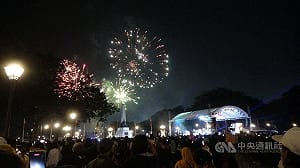 拚親情不拚煙火  菲律賓人跨年歡樂依舊