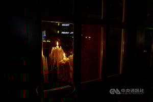 按下開關卻一片漆黑　烏人在停電中撐過寒冬