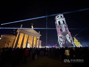 立陶宛維爾紐斯零下13度迎新年　燈光投影秀代煙火