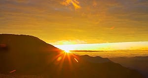 台東海岸線曙光未露臉　南橫嘉明湖捕捉日出美景