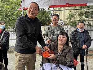 南投竹山紫南宮發馬年錢母　估10萬人排10公里