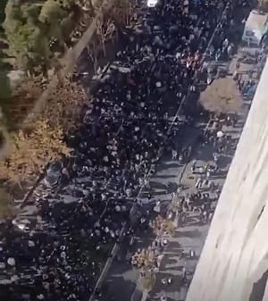 （影）伊朗抗議者占領軍基地、國安首長身亡 4架白俄軍機急飛德黑蘭