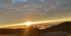 (影) 2026最美開局！雲海縫隙透出夢幻金光 台東「嘉明湖」曙光美如仙境