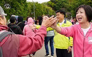 何欣純元旦回娘家爬鰲峰山 期許市長換欣、台中大興