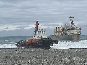 貨輪花蓮海域故障　救援拖船也擱淺5人吊掛脫困