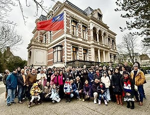 駐荷代表處元旦升旗　超過百人無畏風雨參與
