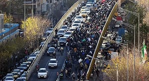 (影) 流亡王儲巴勒維現身埃及聲援抗議！伊朗通膨暴漲40% 動亂蔓延機場關閉