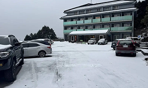 追雪族注意！合歡山清晨降雪  部分路段結冰限加掛雪鏈通行