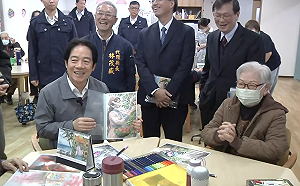 籲立院尊重長輩儘速通過總預算！賴清德與阿嬤畫畫笑開懷：林國漳是未來宜蘭縣長