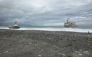 散裝船、拖船擱淺花蓮化仁海堤　拖輪抵達救援