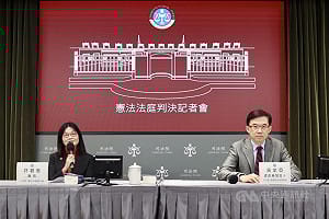 憲法法庭：辯護人得為被告聲請撤銷或變更羈押處分