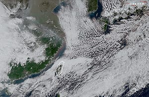 光看就發抖！衛星圖揭「雲街」直衝台灣，今起恐現10度以下極端低溫