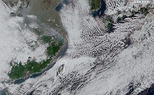 光看就發抖！衛星圖揭「雲街」直衝台灣，今起恐現10度以下極端低溫