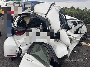 國1南下彰化段3車追撞　自小客車毀損2人一度受困