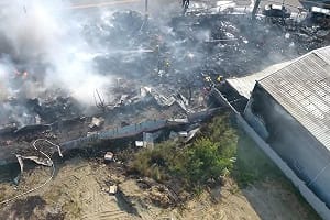 台南永康廢棄物火警　殃及路邊3車與緊鄰廠房