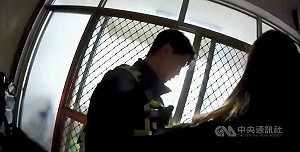 台中警處理民宅前糾紛　查獲通緝犯押解歸案