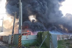 台南永康火警竄濃煙　非法堆置廢棄物清除中釀災