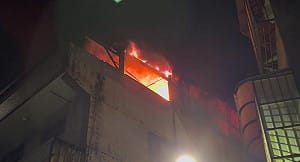 基隆基金二路頂樓加蓋凌晨陷火海 疏散17人幸無傷亡