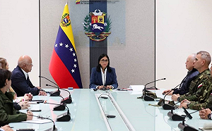 （影）美軍入侵後委進緊急狀態! 裝甲車上街 軍方表態強硬 代總統向美輸誠