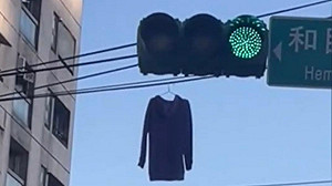 宜蘭出現「空中曬衣場」！高空電線掛帽踢 網：誰家衣服離家出走啦